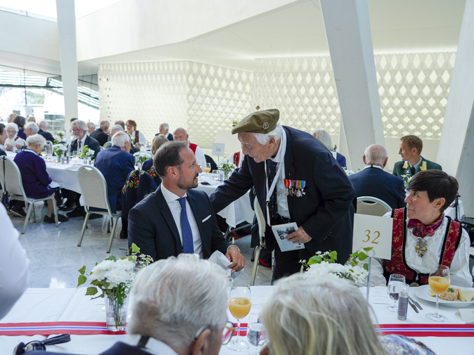 Motstandsmannen August Rathke i samtale med Kronprins Haakon og utenriksminister Ine Marie Eriksen Søreide. Foto: Heiko Junge / NTB